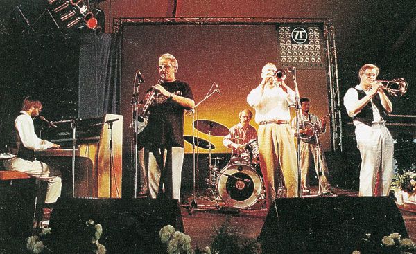 Konzert mit DTV: Peter Herbolzheimer, Marjorie Barnes, Mr. Acker Bilk bereits mit dem neuen Klarinettisten Gerhard Schall